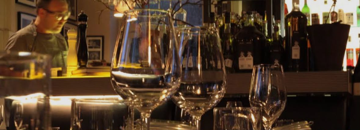 Bar mit Weingläsern im warmen Licht